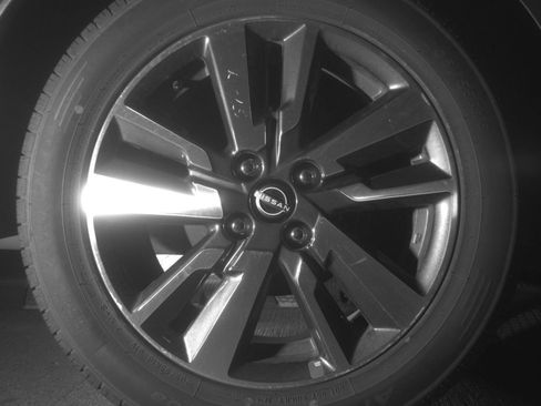 Used 2025 Nissan Versa SV FWD image 18