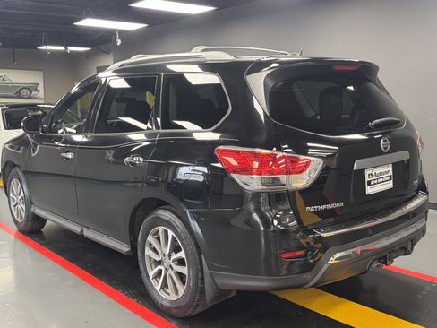 Used 2014 Nissan Pathfinder SV w/ Trailer Tow Package FWD image 4