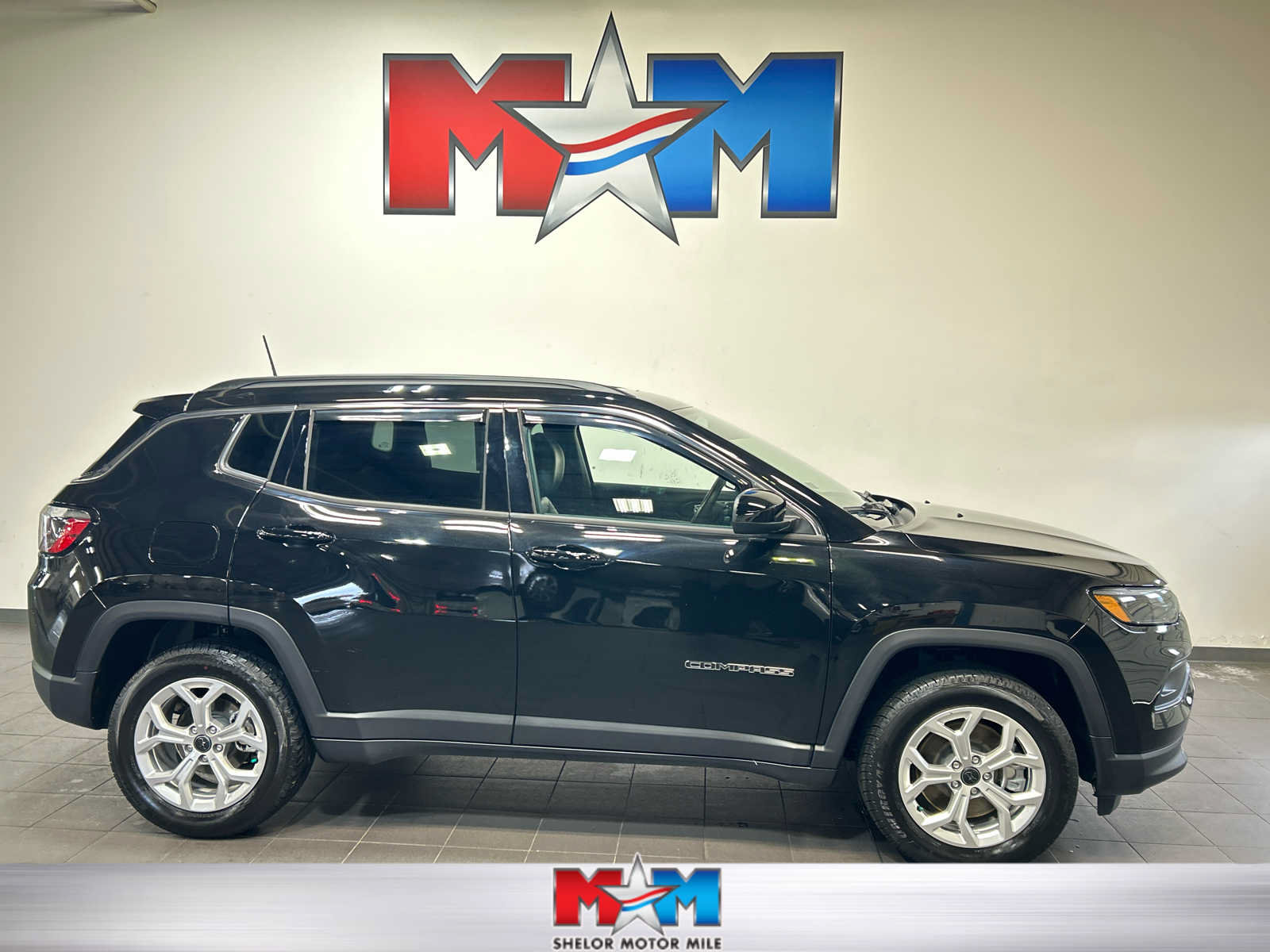 Used 2025 Jeep Compass Latitude AWD/4WD image 1