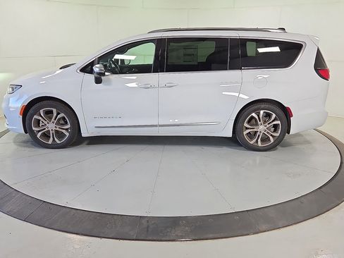 New 2026 Chrysler Pacifica Pinnacle image 4