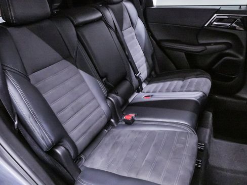 Used 2024 Mitsubishi Outlander SE image 12