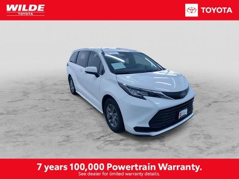 Certified 2023 Toyota Sienna LE image 3