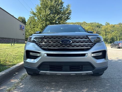 Used 2023 Ford Explorer Limited w/ Equipment Group 301A AWD/4WD image 2