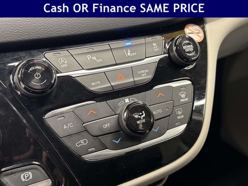 Used 2023 Chrysler Pacifica Touring-L FWD image 28