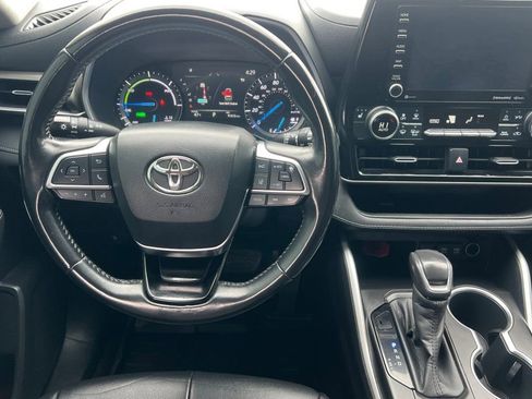 Used 2020 Toyota Highlander XLE image 11