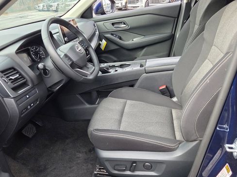 Used 2025 Nissan Rogue SV image 4