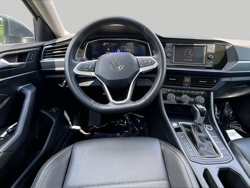 Used 2024 Volkswagen Jetta SE FWD image 6
