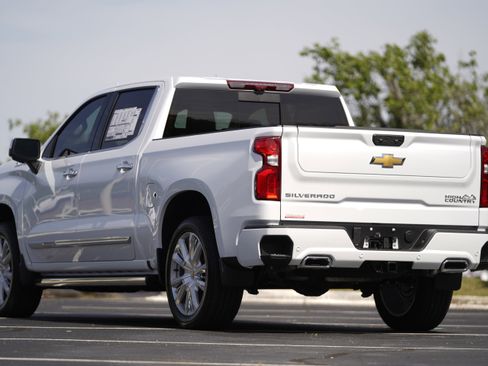 New 2026 Chevrolet Silverado 1500 High Country w/ High Country Premium Package AWD/4WD image 3