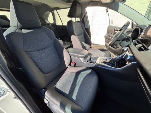 Used 2025 Toyota RAV4 XLE image 36