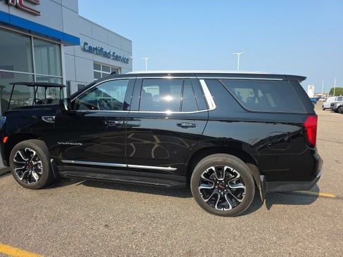 Used 2023 GMC Yukon SLT AWD/4WD image 2