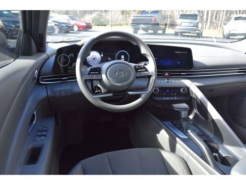 Used 2024 Hyundai Elantra SEL image 11