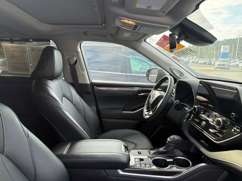Used 2026 Toyota Highlander Limited AWD/4WD image 5