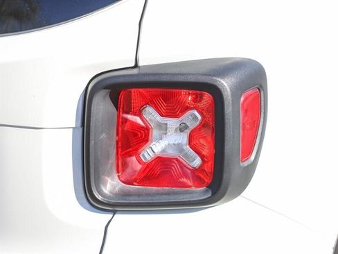 Used 2018 Jeep Renegade Latitude w/ UConnect 8.4 Nav Group image 16