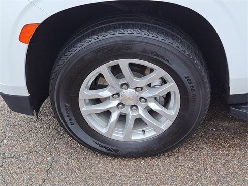 Used 2023 Chevrolet Suburban LT image 9