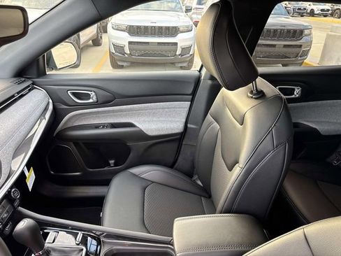 New 2026 Jeep Compass Latitude image 8