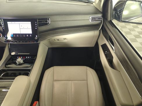 Used 2024 Jeep Wagoneer L Series II image 16