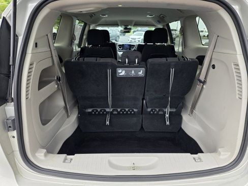 Used 2020 Chrysler Pacifica Touring w/ Advanced Safetytec Group FWD image 31