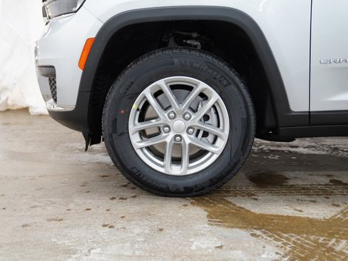 New 2026 Jeep Grand Cherokee L Laredo image 17