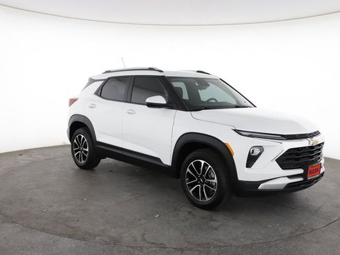 Certified 2025 Chevrolet TrailBlazer LT w/ Driver Confidence Package AWD/4WD image 2