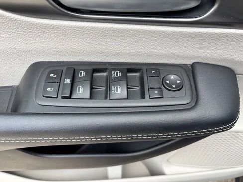 Used 2023 Chrysler Pacifica Touring-L FWD image 20