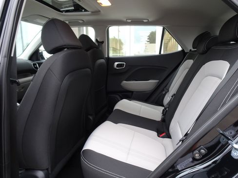 Used 2023 Hyundai Venue SEL FWD image 15