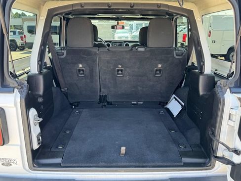 Used 2019 Jeep Wrangler Unlimited Sahara AWD/4WD image 6