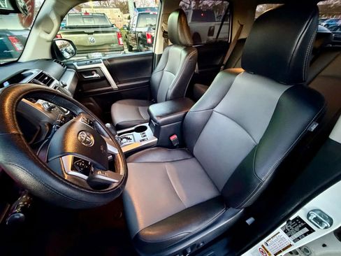 Used 2017 Toyota 4Runner SR5 Premium image 8