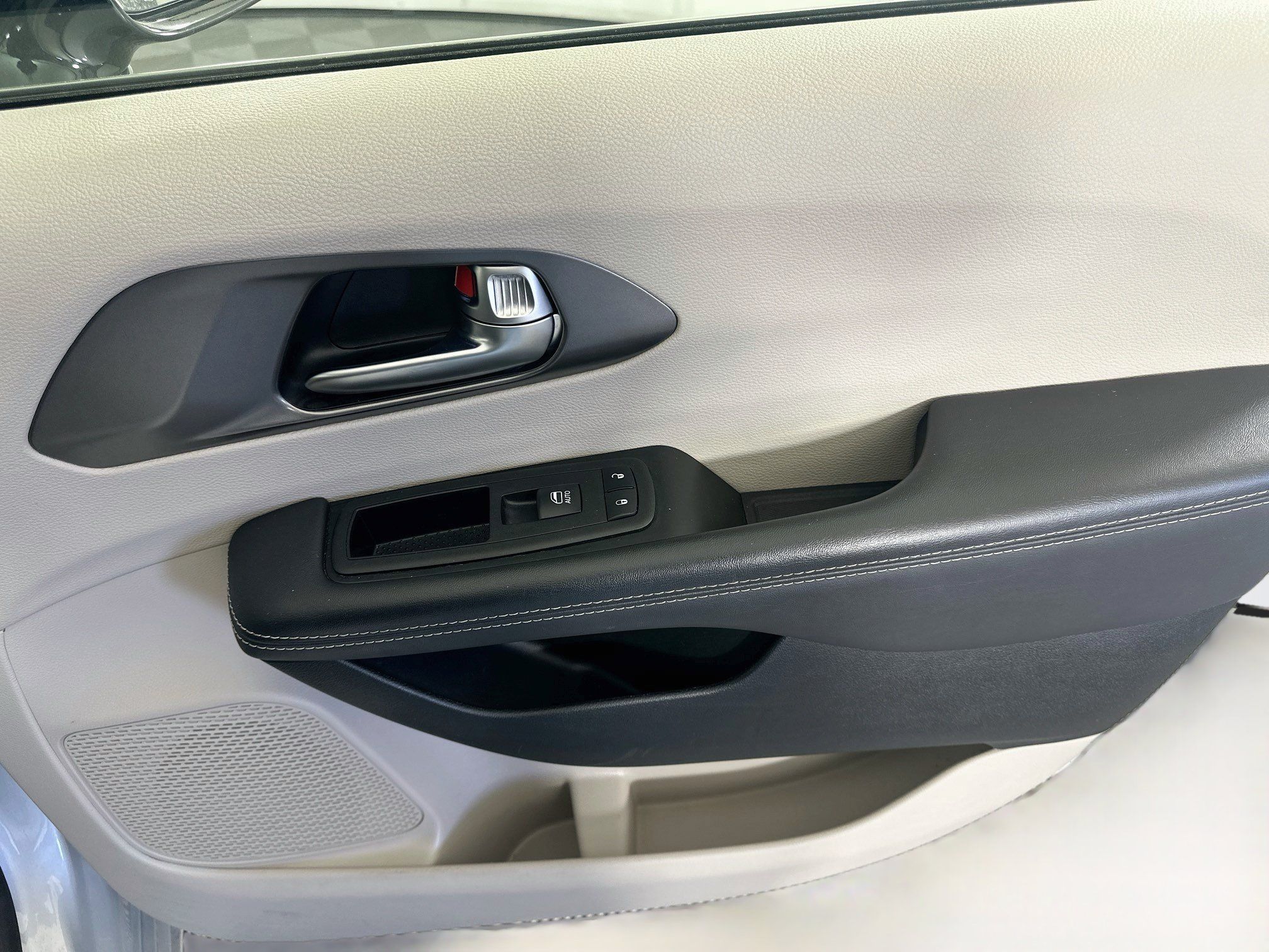 Used 2024 Chrysler Pacifica Limited FWD image 33