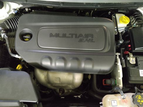 Used 2019 Jeep Cherokee Latitude Plus w/ Comfort/Convenience Group FWD image 30