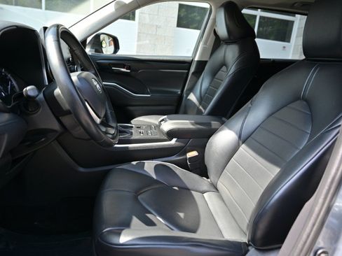 Used 2022 Toyota Highlander XLE AWD/4WD image 13