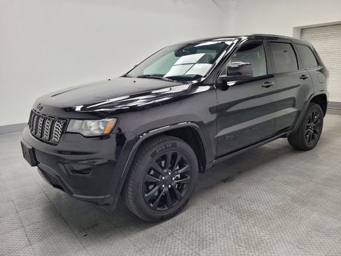 Used 2018 Jeep Grand Cherokee Altitude image 2