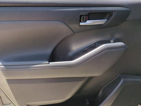 Used 2023 Toyota Highlander XLE FWD image 11