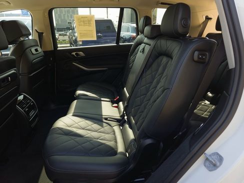 Used 2023 BMW X7 xDrive40i w/ Climate Comfort Package image 21