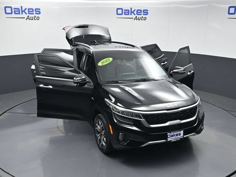 Certified 2022 Kia Seltos SX w/ Sunroof Package AWD/4WD image 60