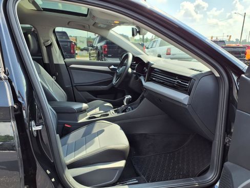 Used 2026 Volkswagen Jetta SE FWD image 24