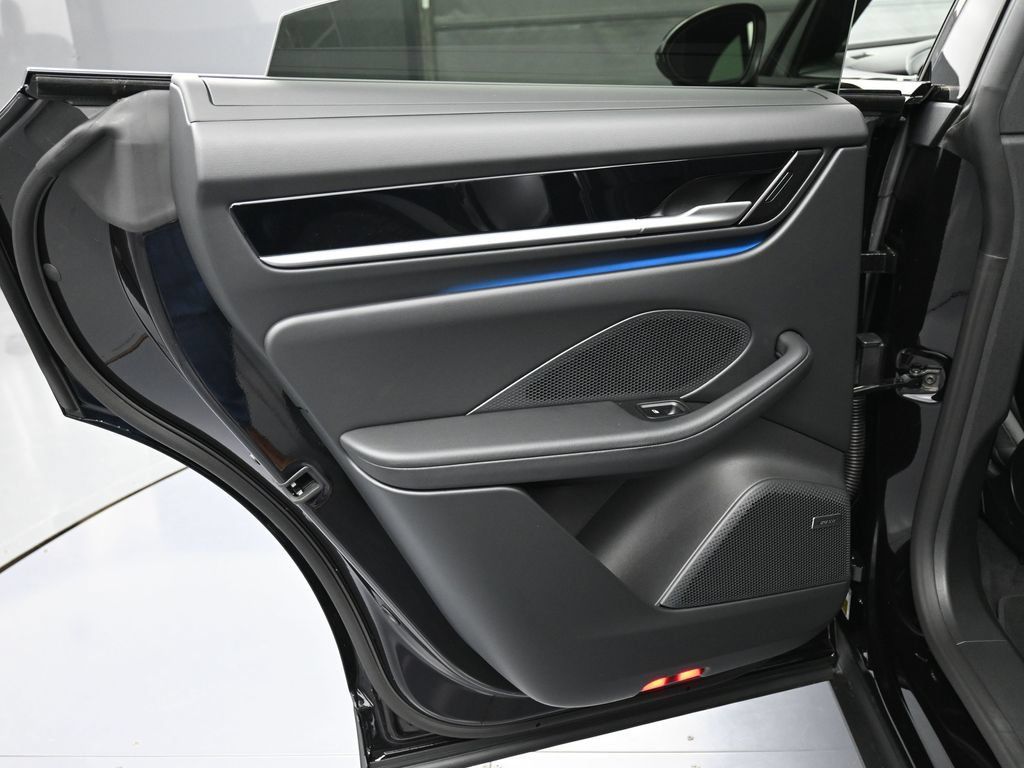 Certified 2025 Porsche Macan 4S Electric AWD/4WD image 23