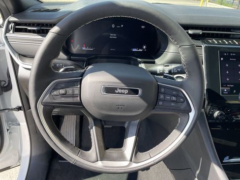 Used 2025 Jeep Grand Cherokee Altitude AWD/4WD image 16