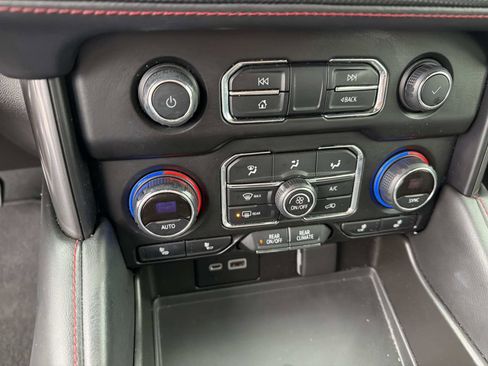 Used 2021 Chevrolet Suburban RST w/ Luxury Package image 11