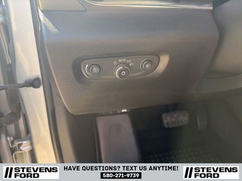Used 2021 Chevrolet Traverse LT FWD image 25