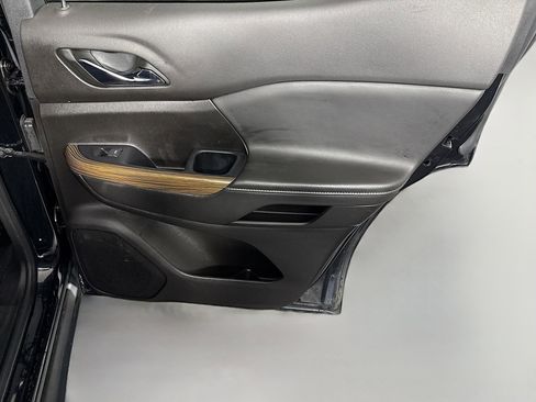 Used 2022 GMC Acadia SLE w/ Driver Convenience Package FWD image 28