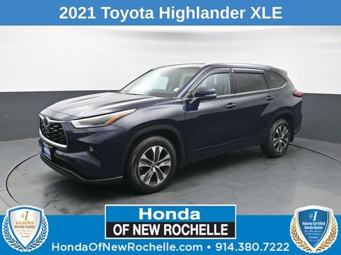 Used 2021 Toyota Highlander XLE image 1