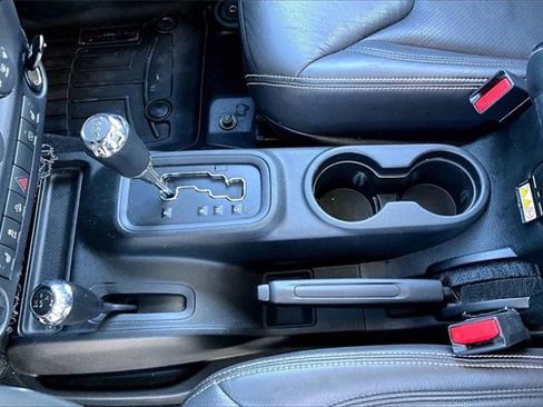 Used 2017 Jeep Wrangler Unlimited Freedom Edition image 18