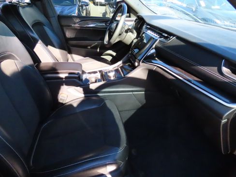 Used 2023 Jeep Grand Cherokee L Laredo image 12