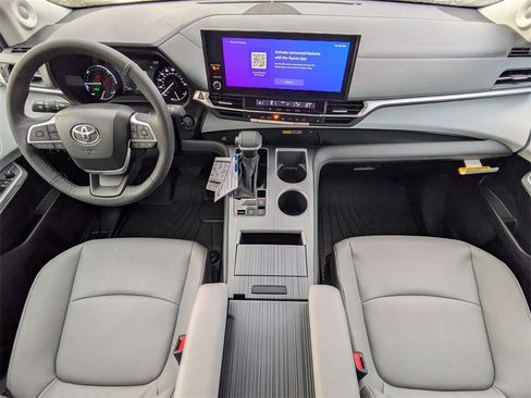 New 2026 Toyota Sienna XLE image 17