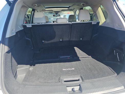 Used 2025 Nissan Rogue SL w/ Tech Package FWD image 10