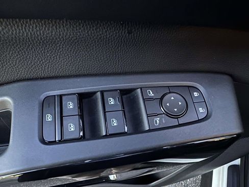 Used 2024 Nissan Pathfinder SV image 18