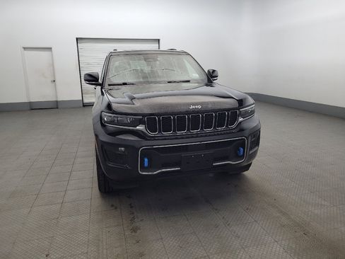 Used 2022 Jeep Grand Cherokee Overland w/ Luxury Tech Group IV AWD/4WD image 14