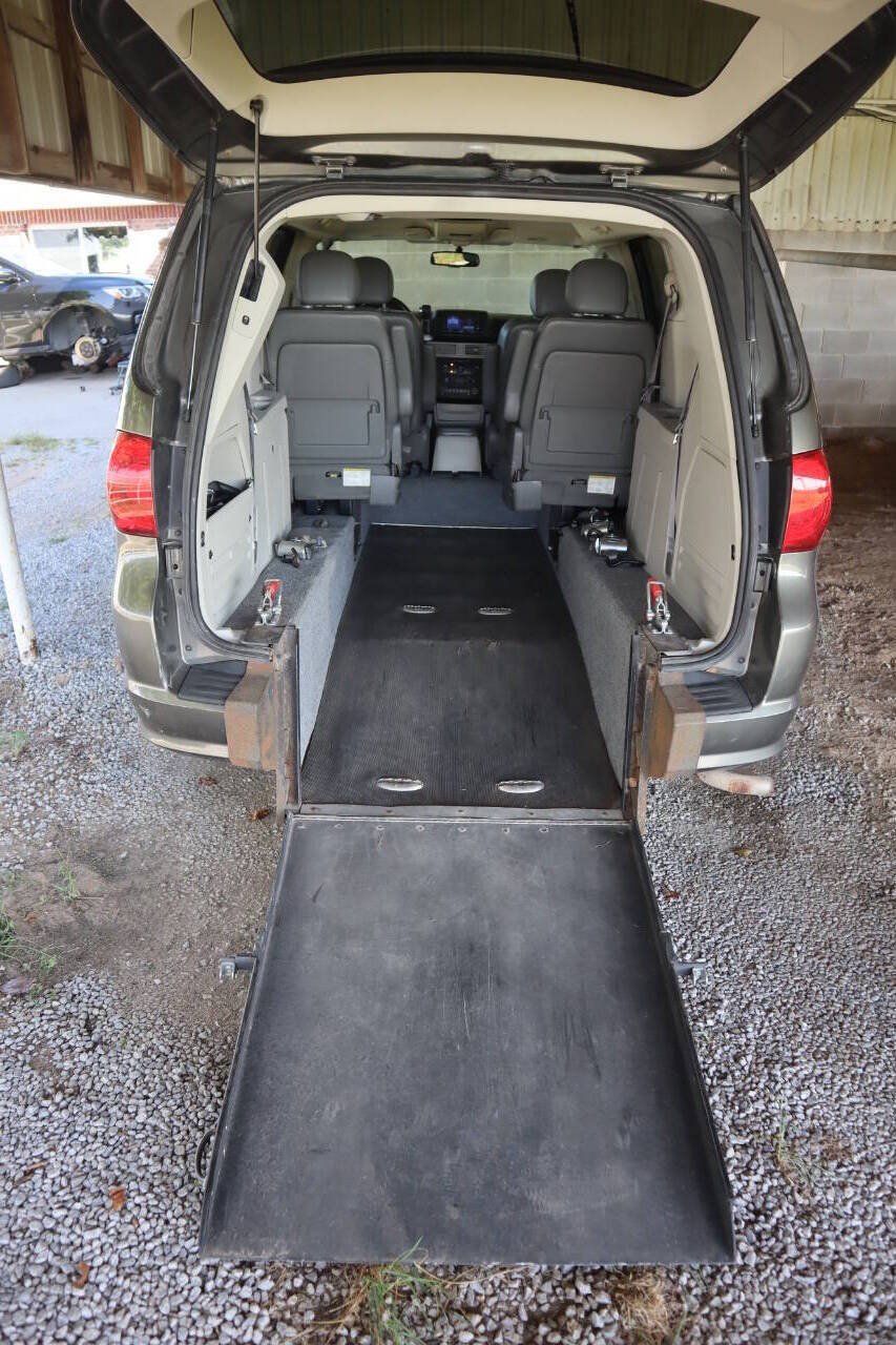 Used 2010 Volkswagen Routan SE FWD image 19