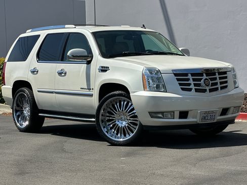 Used 2007 Cadillac Escalade AWD w/ Information Package image 2