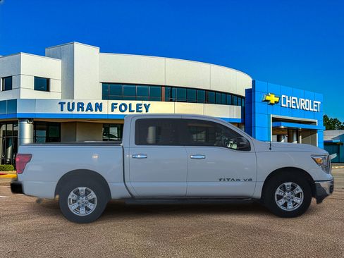 Used 2019 Nissan Titan SV image 6